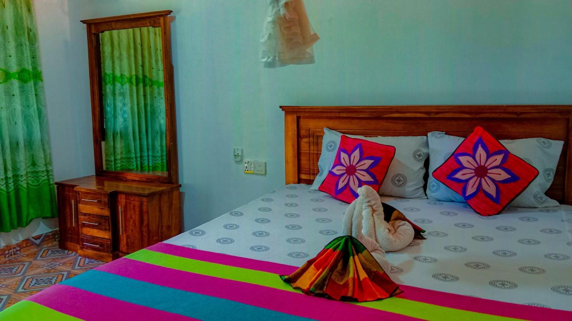 Chanaka Holiday Inn Сигирия Екстериор снимка